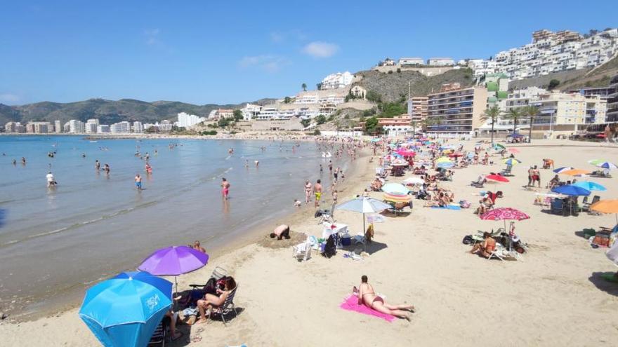 Las playas de Cullera con una afluencia moderada este domingo por la mañana.