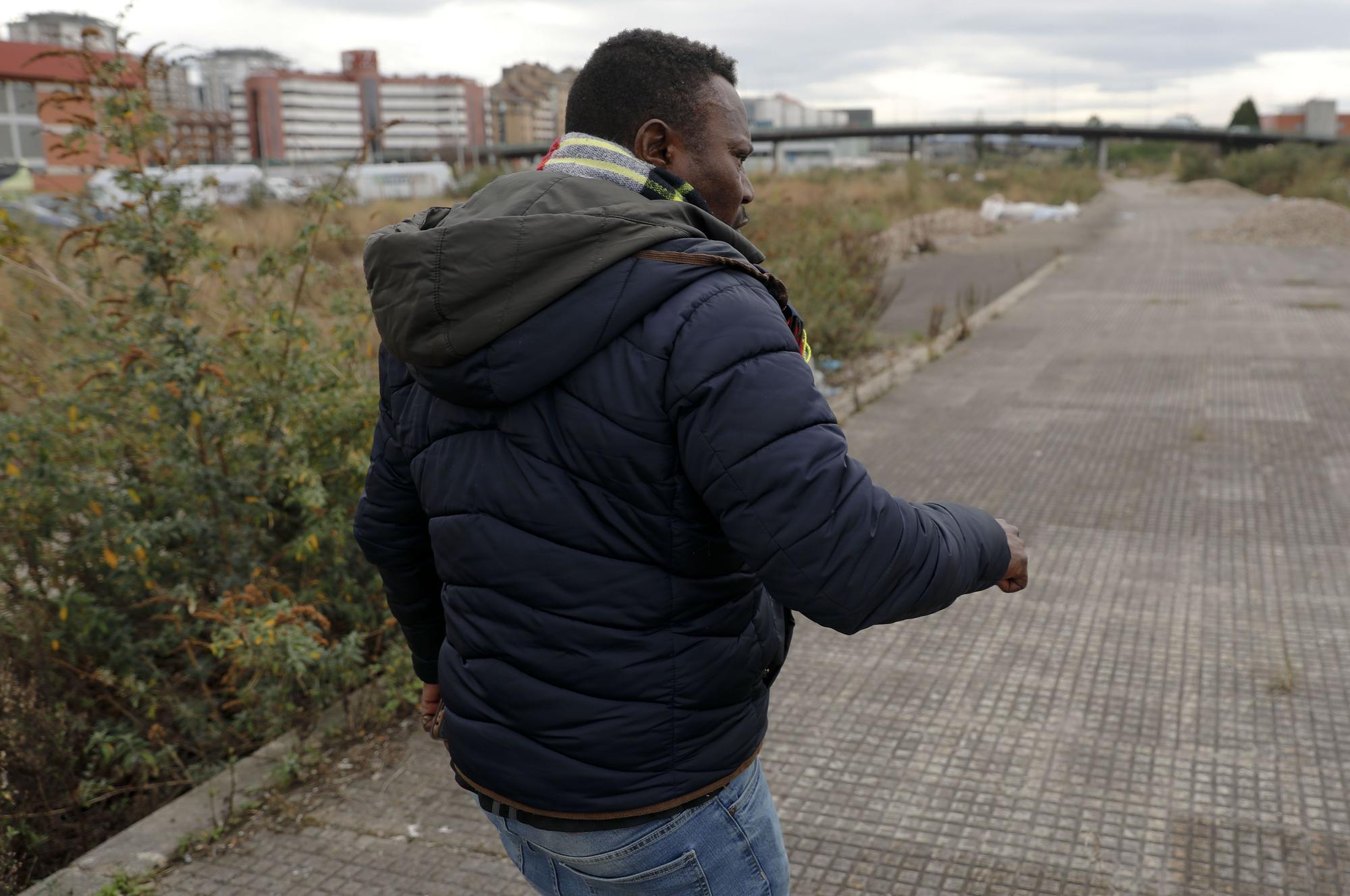 En imágenes: los terrenos del plan de vías de Gijón se llenan de chabolas