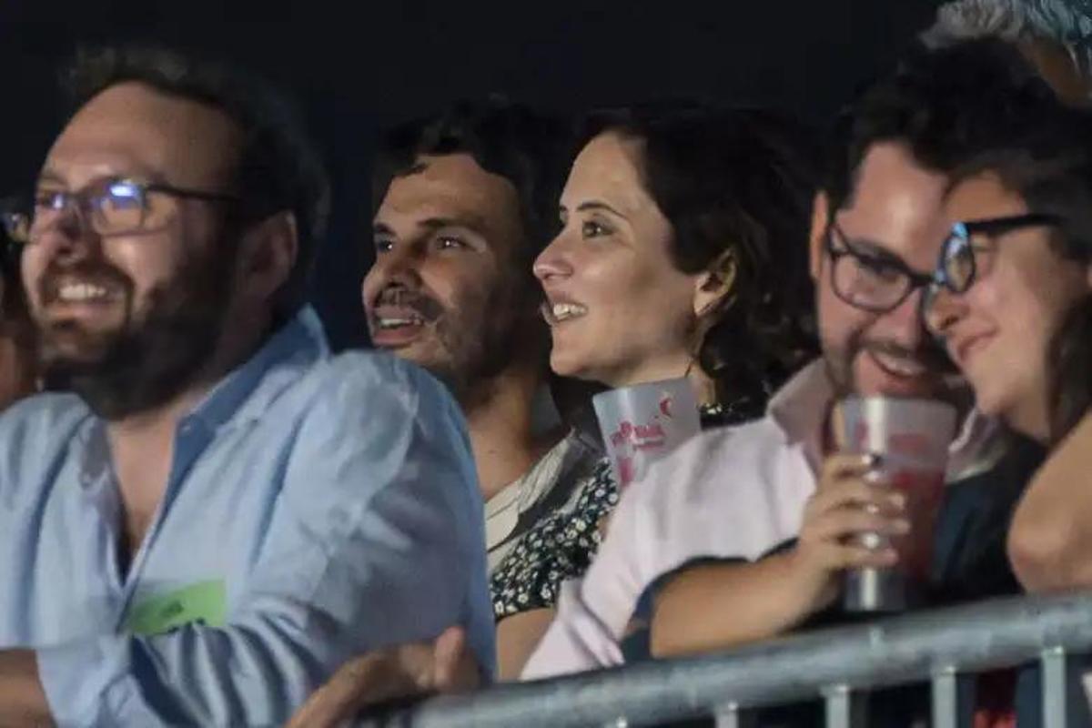 Isabel Díaz Ayuso junto a su pareja, Alberto González Amador, en un concierto