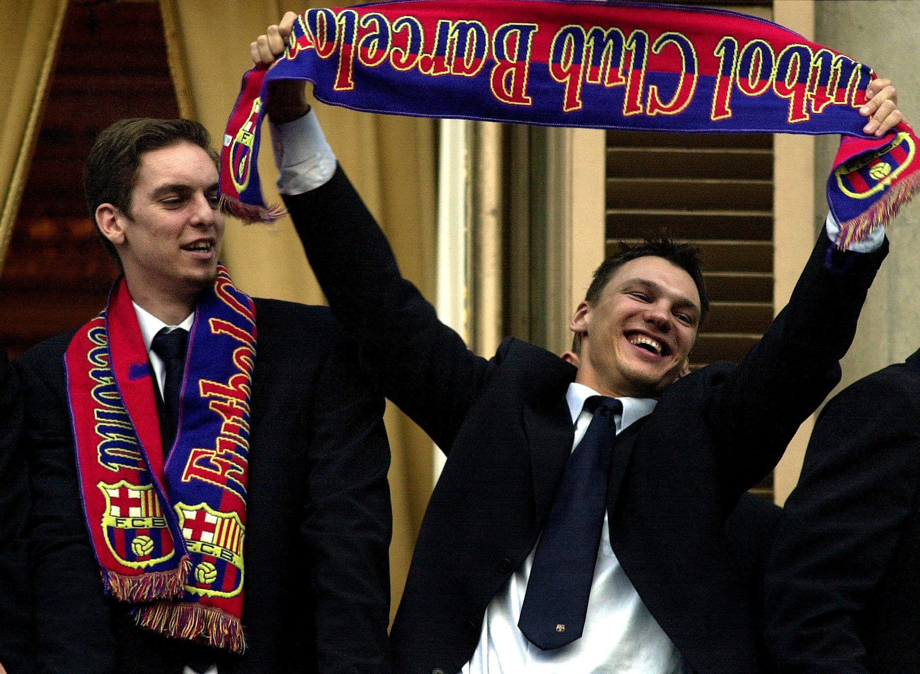 Gasol y Jasikevicius celebran la Liga del 2001 en el Ayuntamiento de Barcelona.