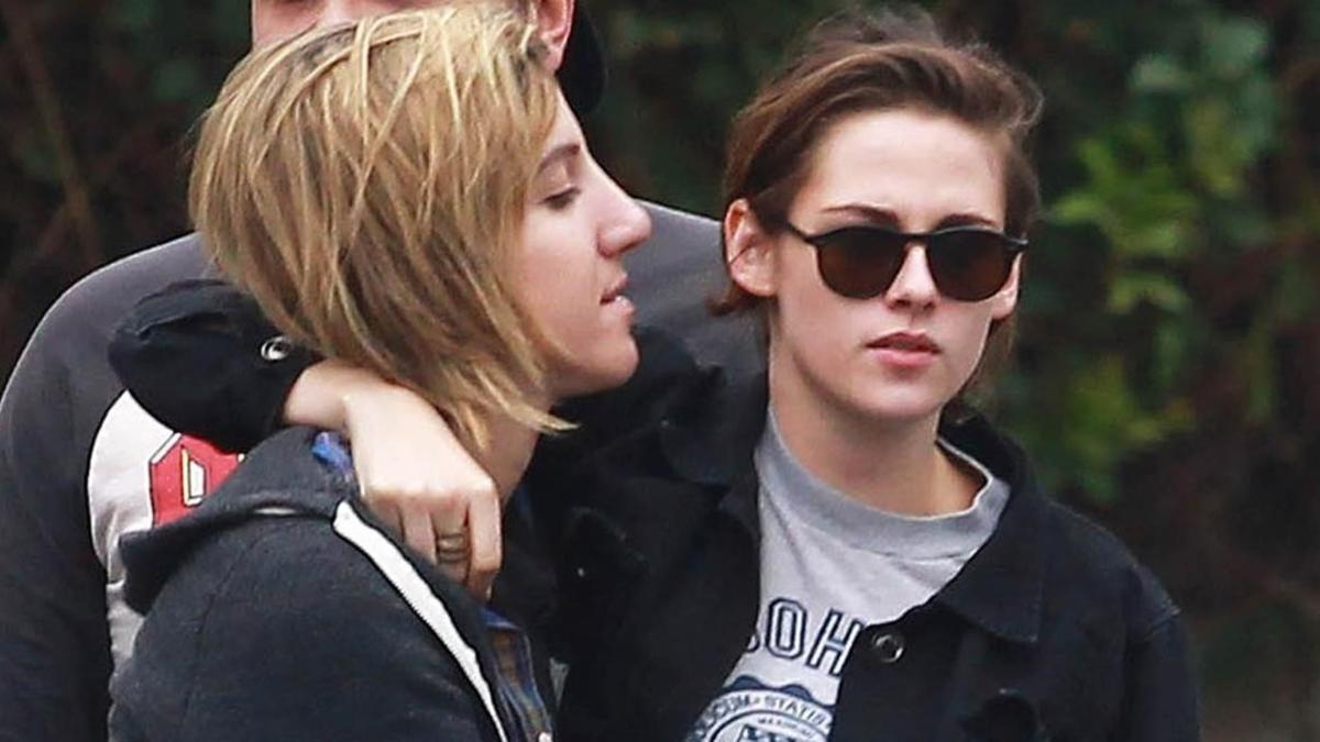 Kristen Stewart abraza a su novia, Alicia Cargile, durante un paseo por Los Ángeles.