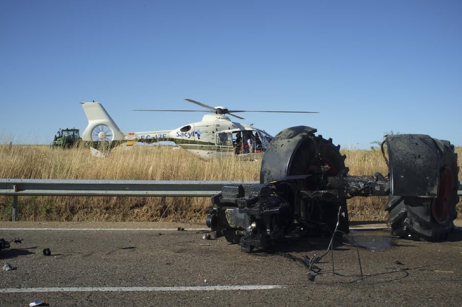 Accidente entre un autobús y un tractor en Fuentes