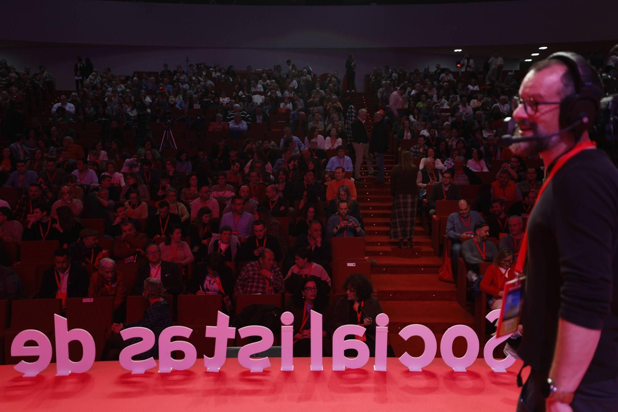 EN IMÁGENES: Pedro Sánchez y Adrián Barbón abren el congreso del PSOE asturiano