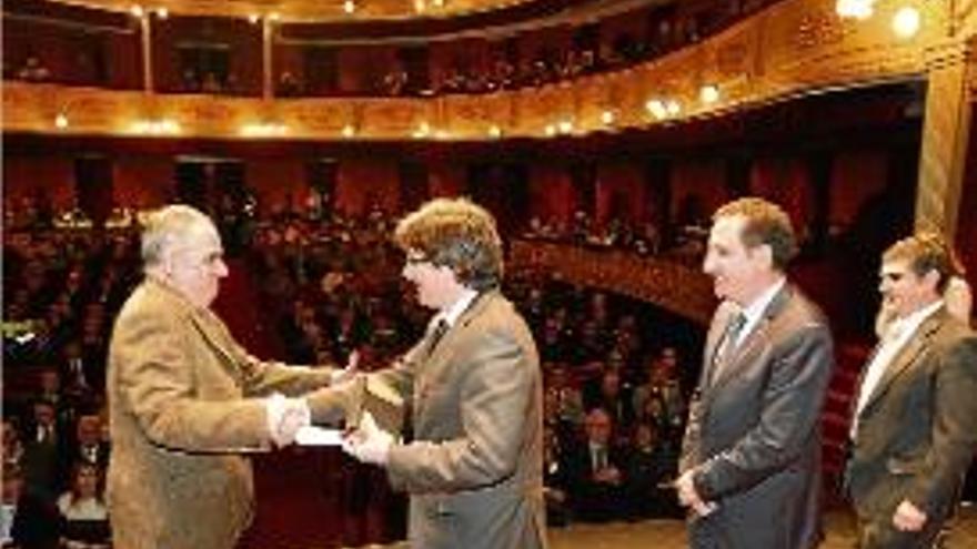 Albert Ballesta, l&#039;any 2013, rep una distinció de Carles Puigdemont.