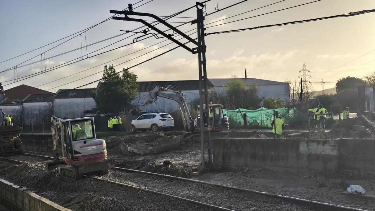 La caída de un muro por acumulación de agua corta la circulación ferroviaria entre Córdoba y Jaén