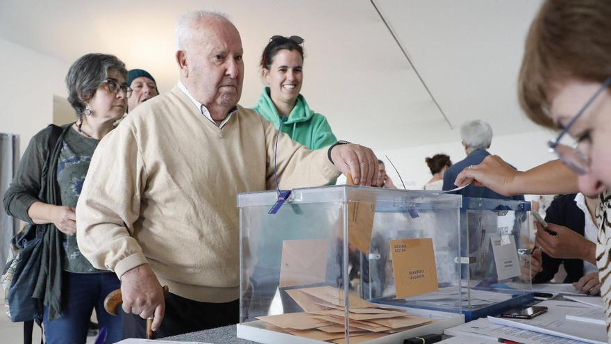Un hombre vota en las pasadas elecciones generales del 23-J