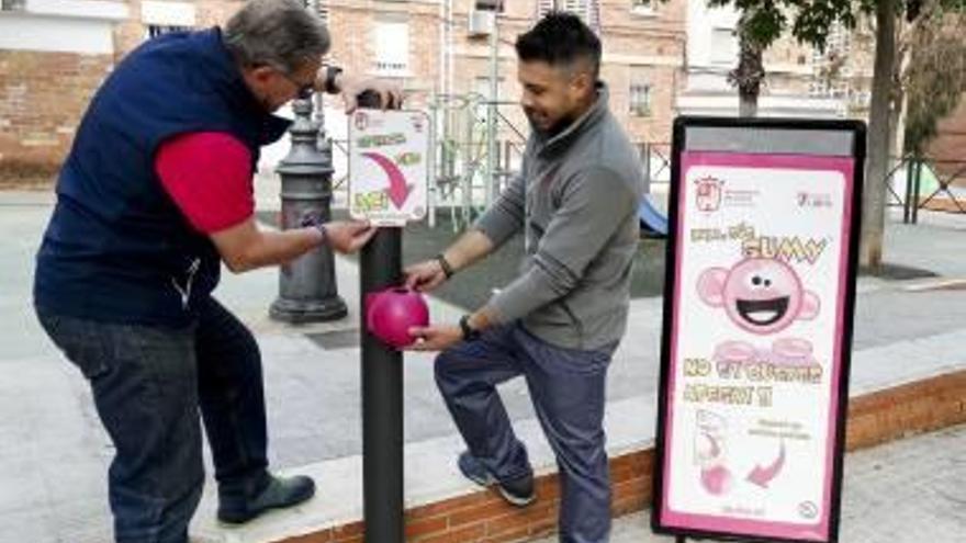 Operarios instalan uno de los contenedores en el Hort de Mora, ayer.