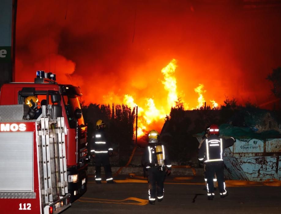 Arde una nave en el polígono de As Gándaras