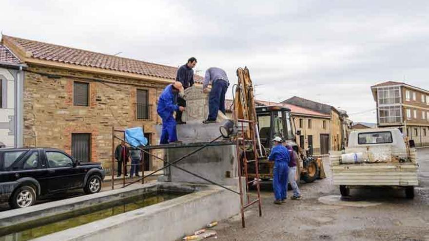 Trabajos de restauración de la fuente de &quot;La Cañada&quot; en el casco urbano de Tábara.