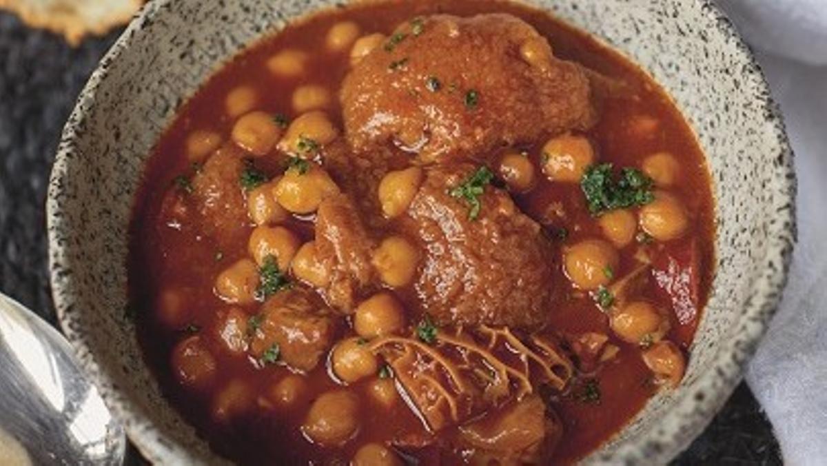Garbanzos con callos del chef triestrellado Jesús Sánchez en homenaje a su abuelo Amós.