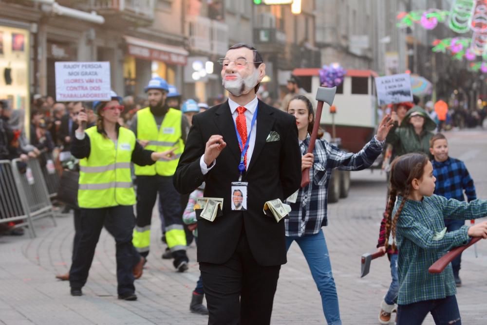 El desfile de comparsas llena las calles de la ciudad de disfraces, colores y buen humor.