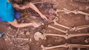 Arqueólogos excavando una fosa