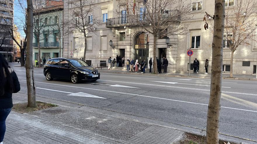 Falsa alarma:  la retirada de la placa de Torras Hostench per part de brigada exalta Salellas i CCOO