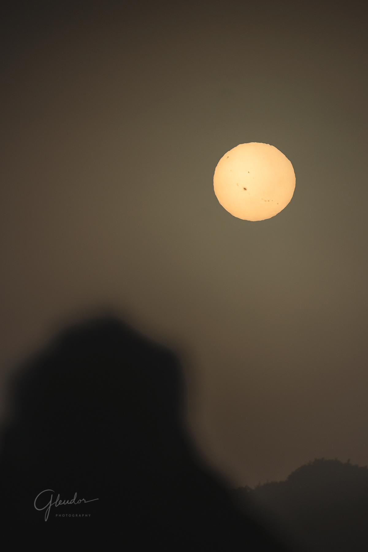 Observación del sol en la que se puede apreciar una mancha solar.