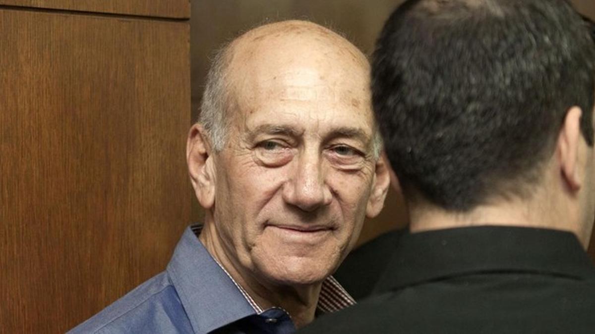 Olmert espera el inicio de una sesión del juicio, el pasado 31 de marzo.