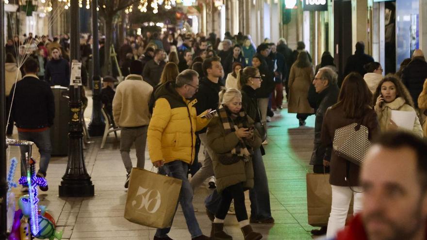 Ambiente por la calle Corrida, ayer por la tarde.  | MARCOS LEÓN