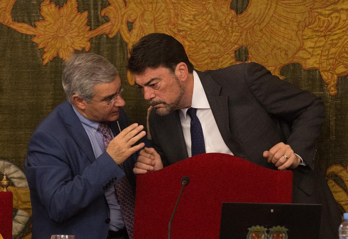 El interventor (i) le hace indicaciones al alcalde de Alicante, el popular Luis Barcala, en una imagen de archivo.