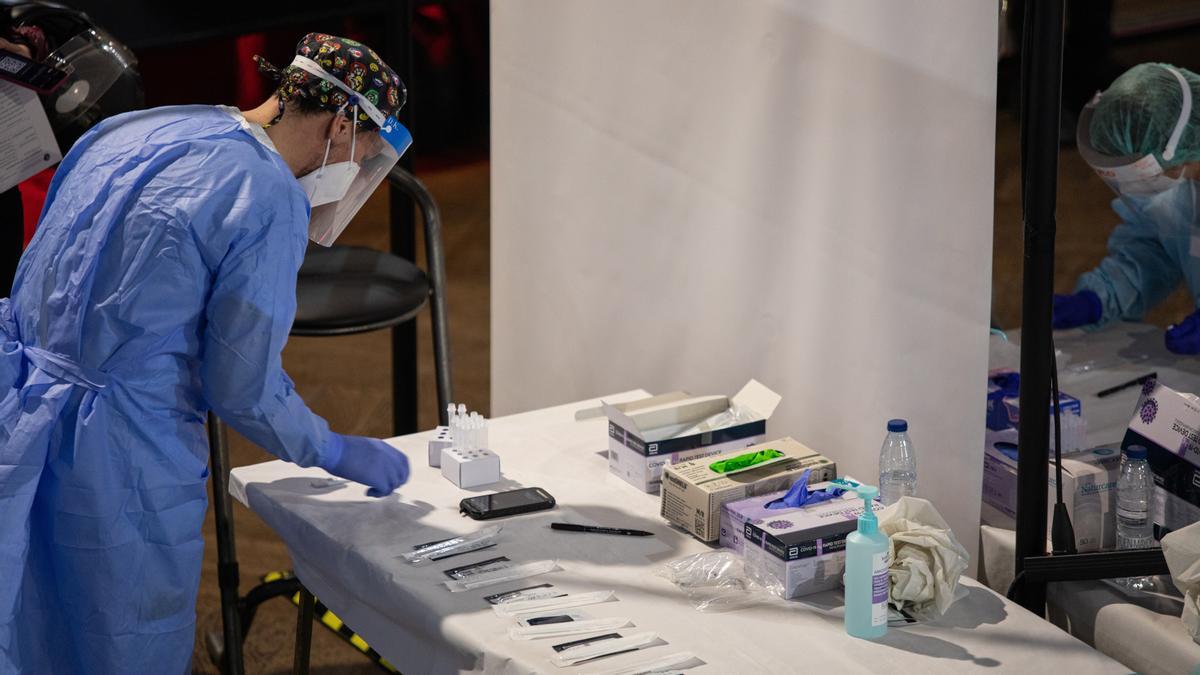 Un sanitario prepara los test de antígenos, en una imagen de archivo.