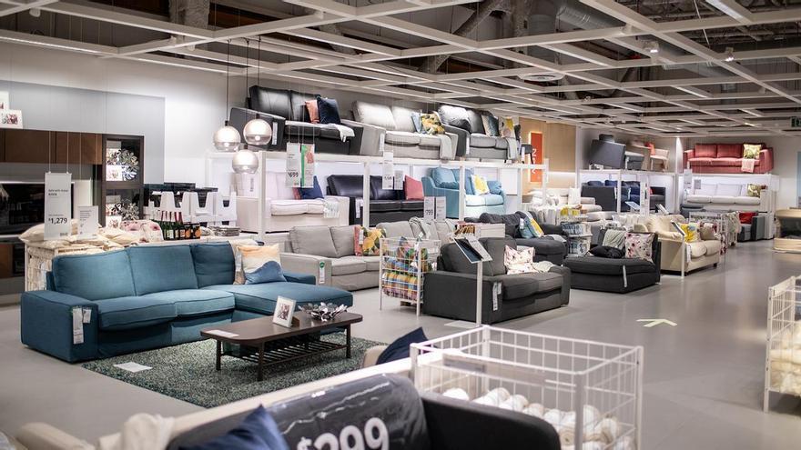 Colas en Ikea Asturias para conseguir el nuevo sofá biplaza que se adapta a las habitaciones pequeñas y con un precio rebajado