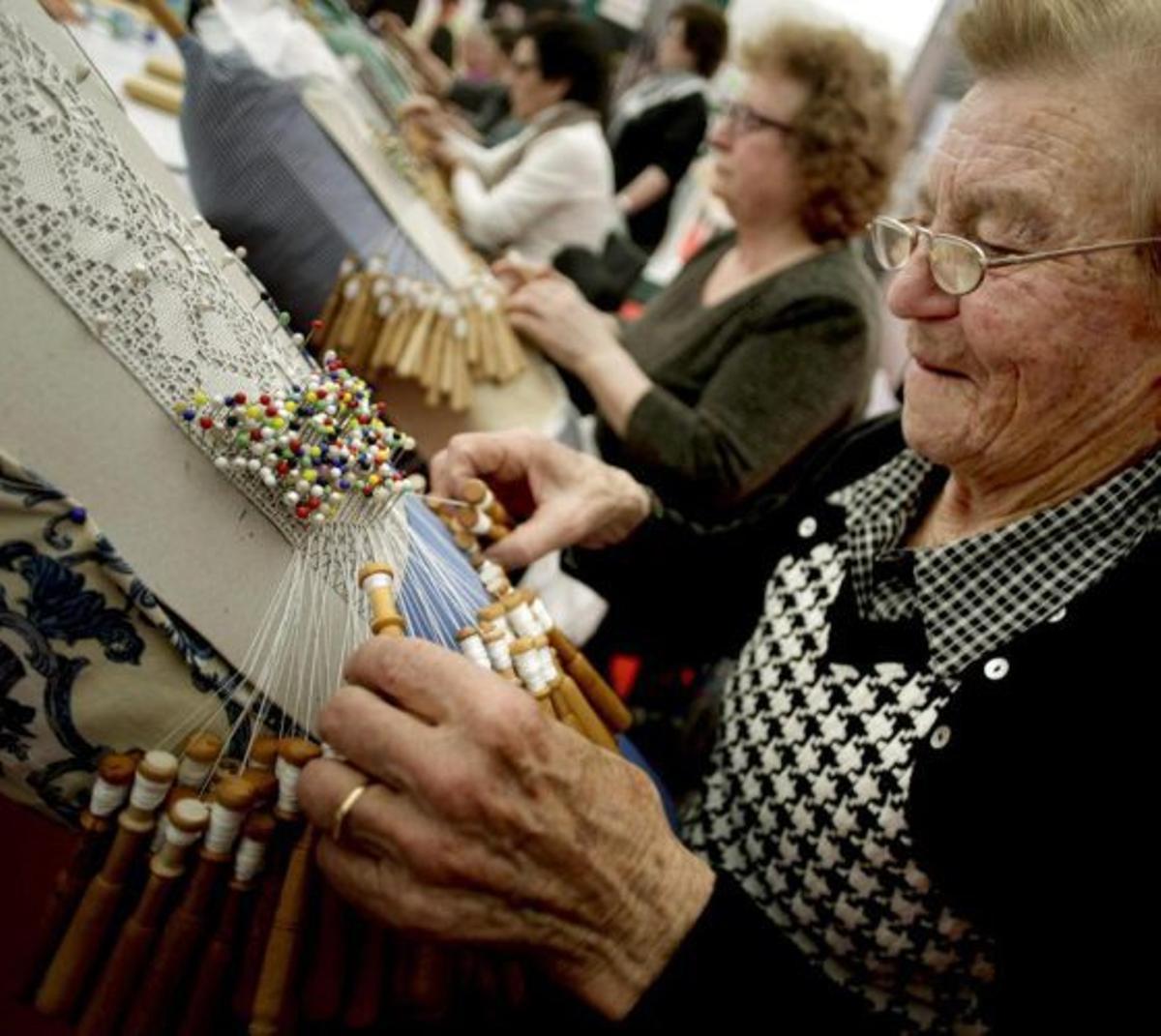 Unha palilleira camariñá tecendo. | CEDIDA