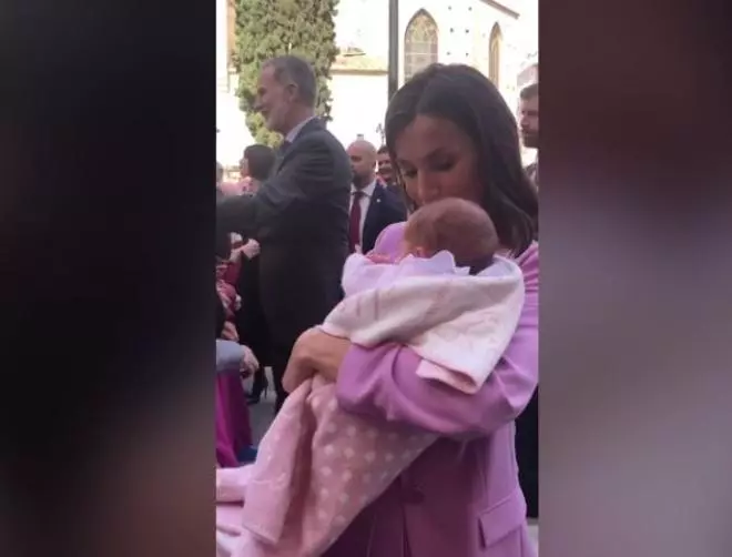 El tierno momento de los Reyes con un bebé de Gandia