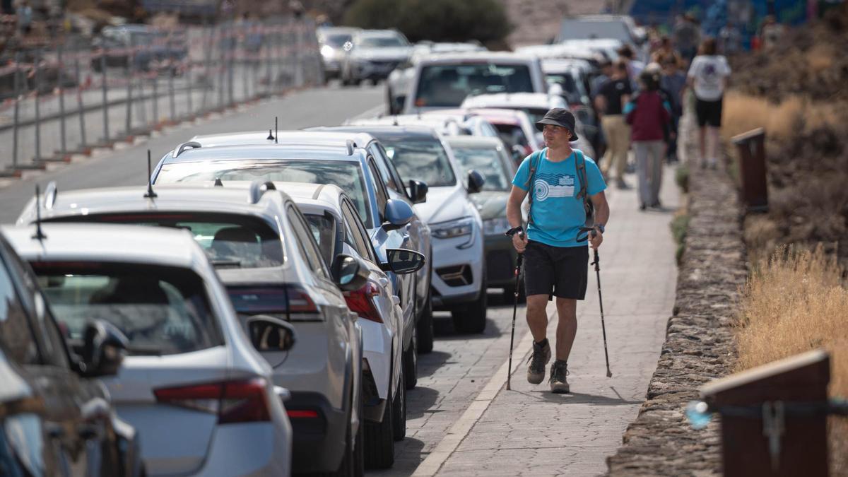 Vehiculos y turistas en el Parque Nacional del Teide