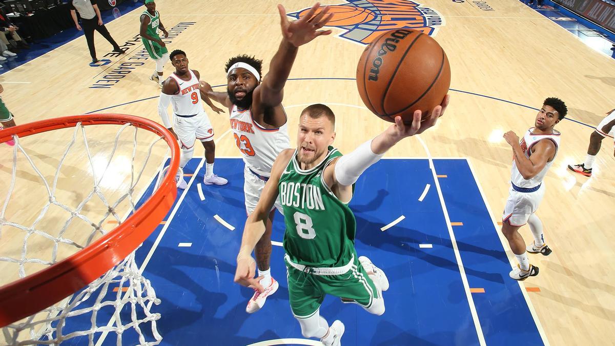 Porzingis penetra a canasta ante los Knicks, en un encuentro de la pasada temporada