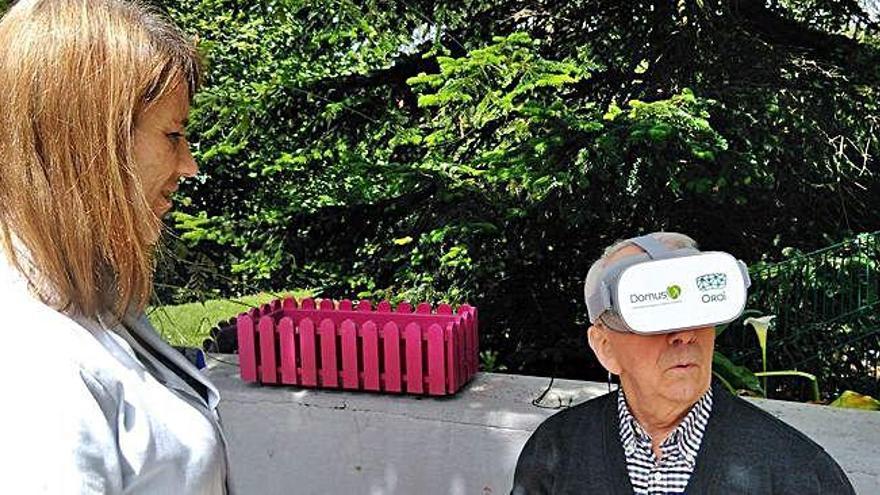 Un residente de Oleiros, probando las gafas.