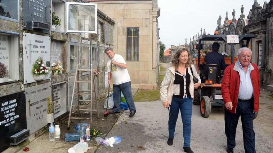 La concejala Carme Fouces, en una inspección de las tareas de limpieza del cementerio. // R. Vázquez