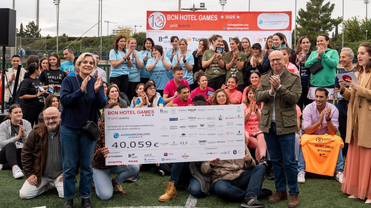 Entrega del talón solidario tras el final de los BCN Hotel Games.