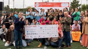Entrega del talón solidario tras el final de los BCN Hotel Games.