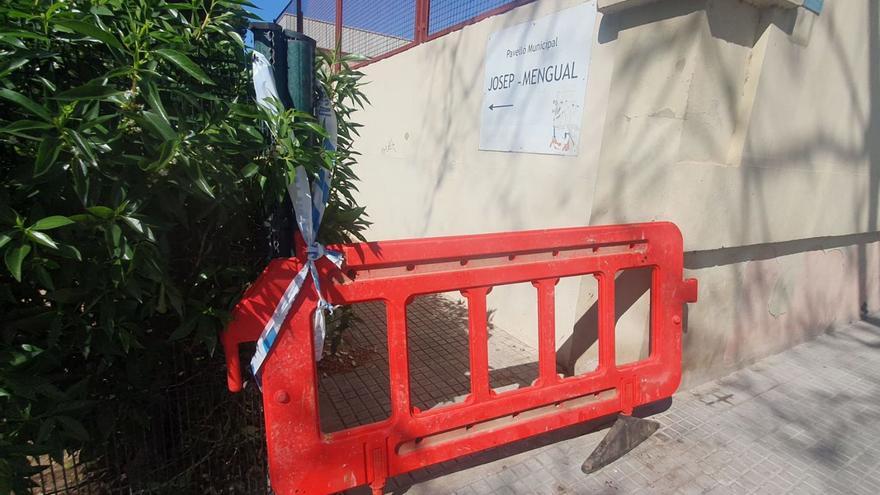 La entrada al polideportivo del Molinar de Palma, lleva cerrada desde ‘Juliette’