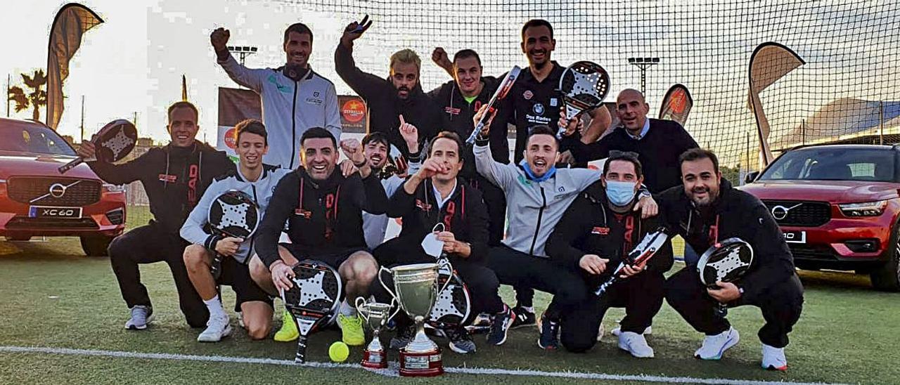 Los jugadores del Argentum Padel con el trofeo de campeones de Master Series. | LEVANTE-EMV