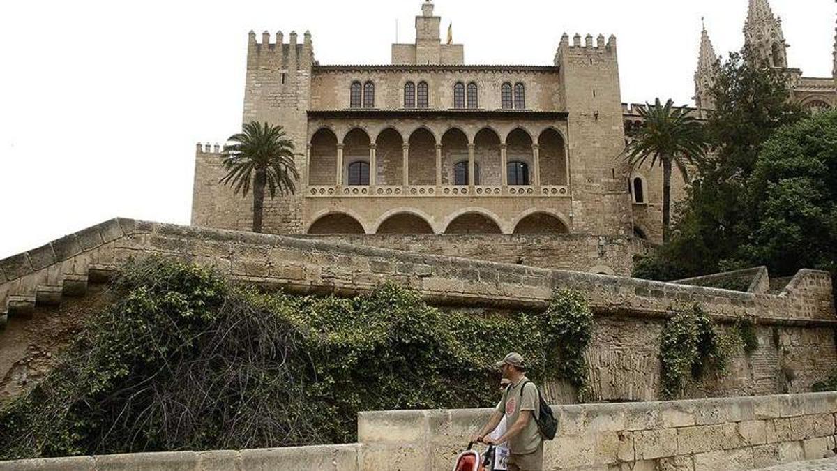 El castillo fue construido en el siglo XIV y actualmente es la residencia oficial del Rey de España para recepciones en Mallorca.