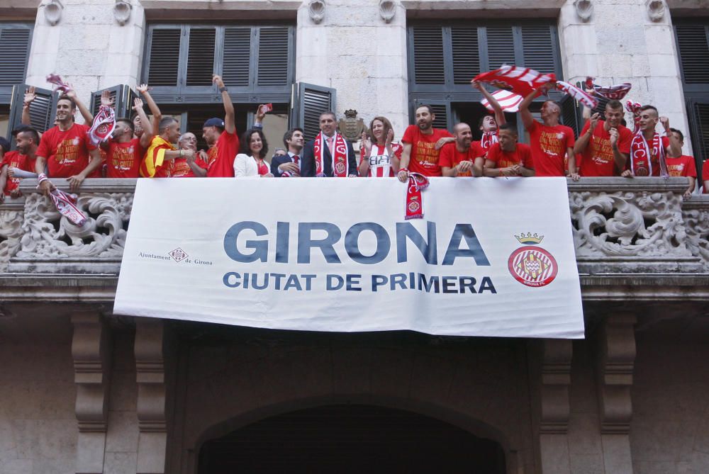 Parlaments dels jugadors del Girona al balcó de l'ajuntament