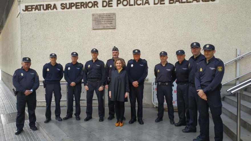La delegada del Gobierno visita la Jefatura de Policía Nacional