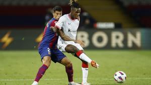 Nico Williams y Joao Cancelo pelean por un balón en el último FC Barcelona-Athletic