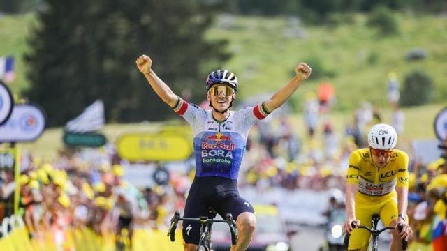 Tadej Pogacar i Jonas Vingegaard se saluden a la sortida de la 14a etapa.