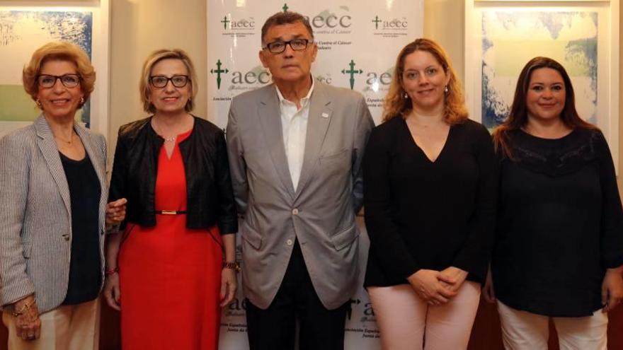 El doctor Javier Cortés, en el centro, flanqueado por varios miembros femeninos del nuevo comité ejecutivo de la junta balear de la AECC.