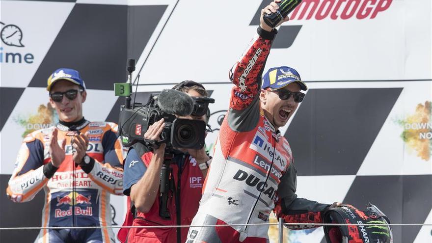 Lorenzo gana el mano a mano a Márquez y suma su tercera victoria