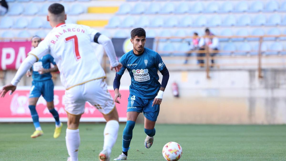 Calderón, lateral zurdo del Córdoba, conduce el balón.