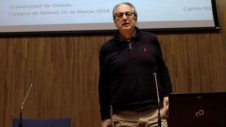 Carlos Nárdiz, durante la conferencia que impartió en Mieres.