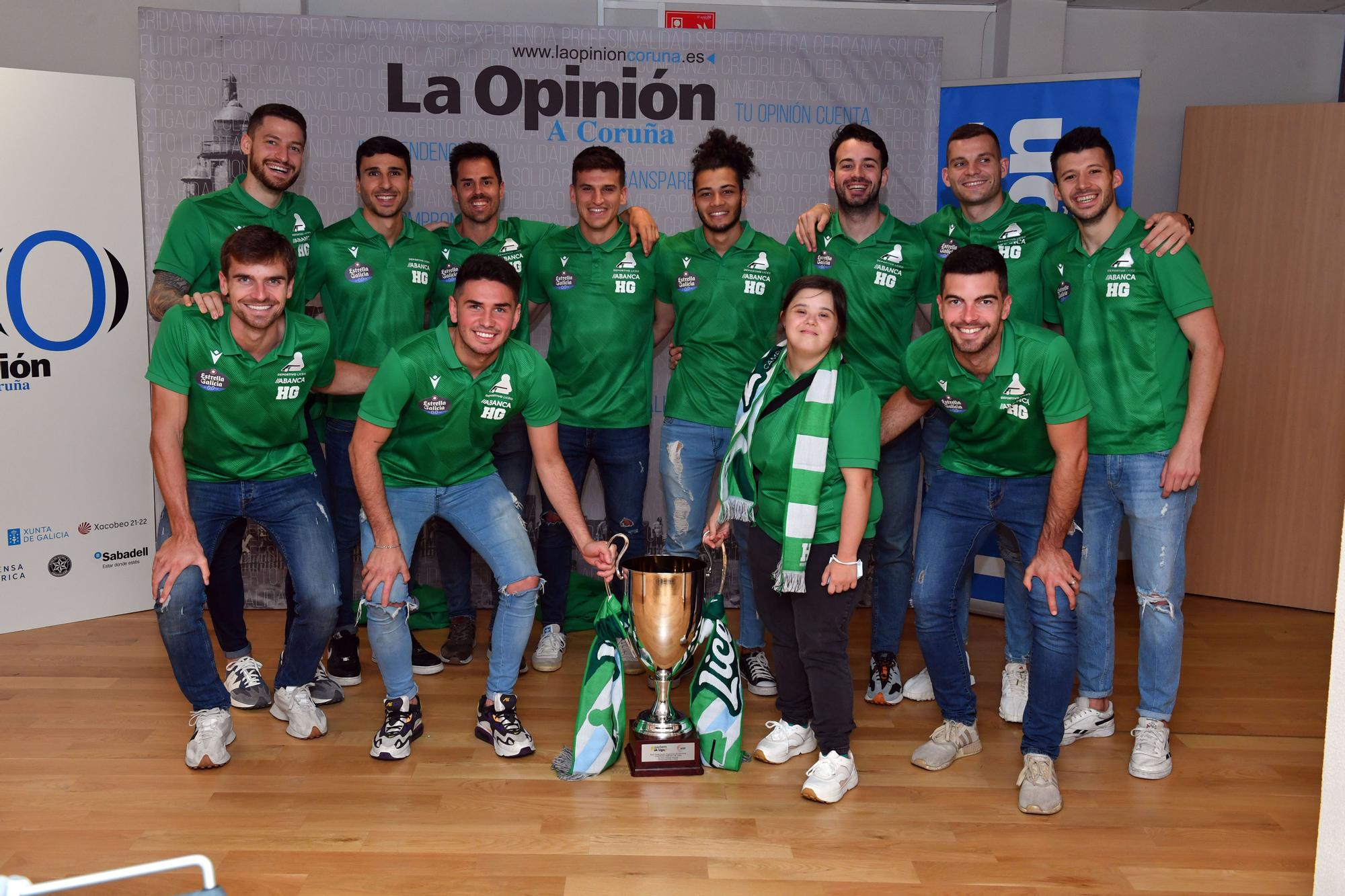 El Liceo visita LA OPINIÓN con su copa de campeón de OK Liga