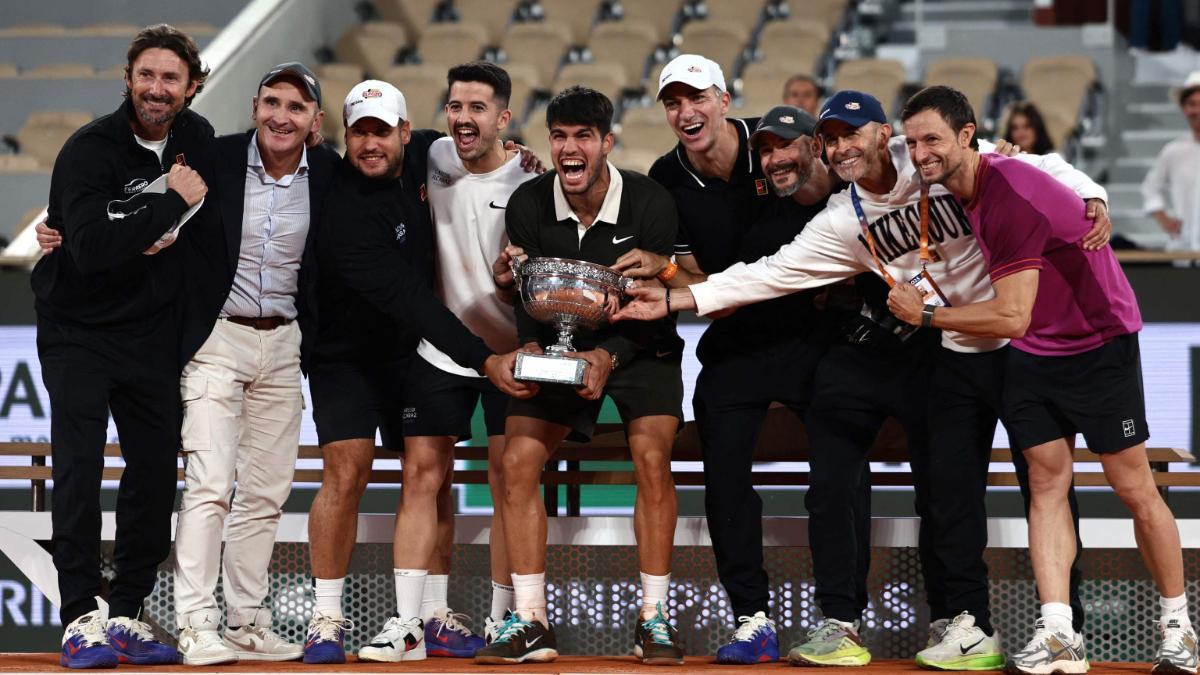 Alcaraz celebra Roland Garros junto a su equipo