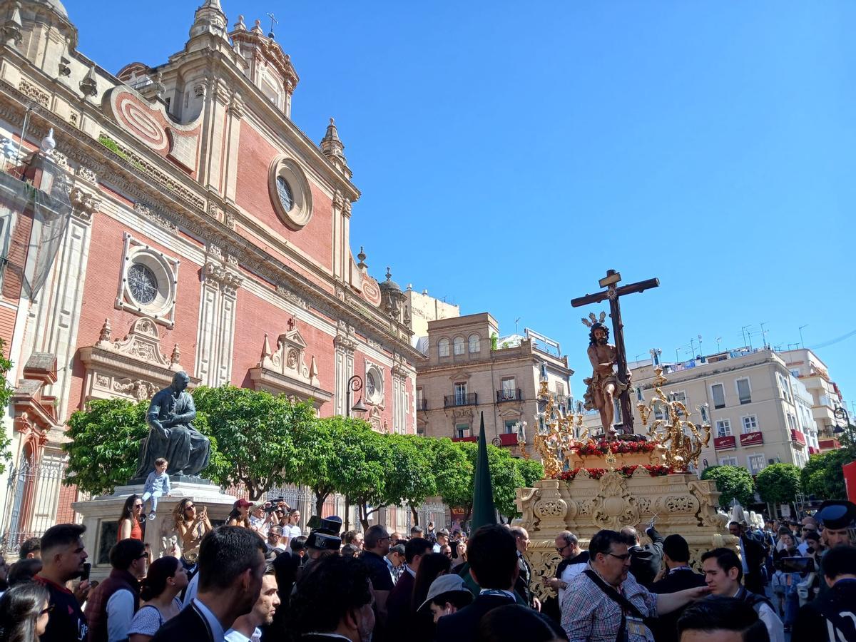 El Cristo Varón de Dolores atraviesa el Salvador.