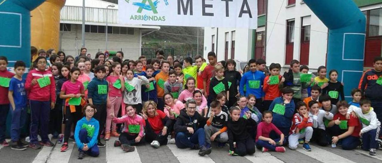 Los asistentes a la carrera solidaria organizada por el colegio Río Sella de Arriondas.