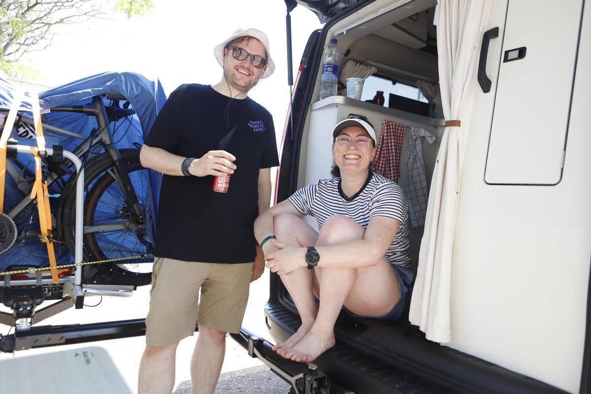 Los visitantes alemanes, Teresa Kozak y Ingo Jungnickel, en su caravana