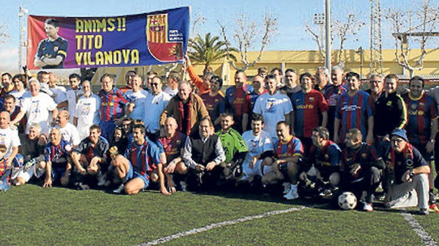 Los equipos de las peñas madridista y barcelonista de sa Pobla en el partido solidario.