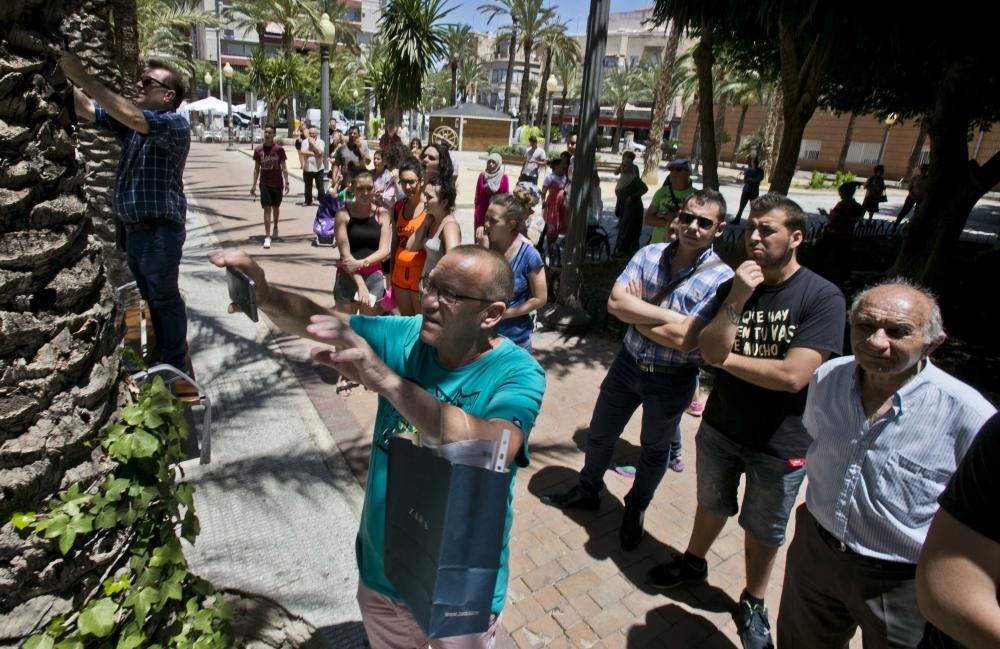 Los empleados de la funeraria proceden al traslado de los cadáveres