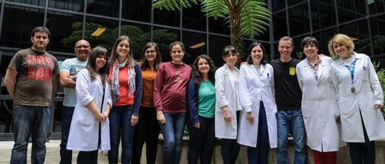 Jesús Simal (3º por la dcha.), con varios miembros de su grupo, en la Facultad de Ciencias.